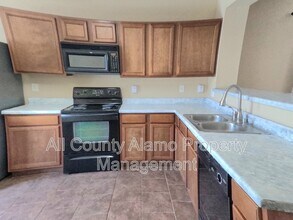 715 Grants Canyon in San Antonio, TX - Building Photo - Building Photo