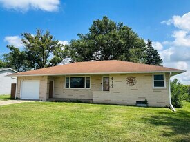 419 3rd St in Low Moor, IA - Building Photo