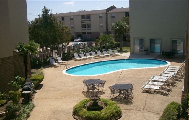 Metairie Lake Apartments Photo