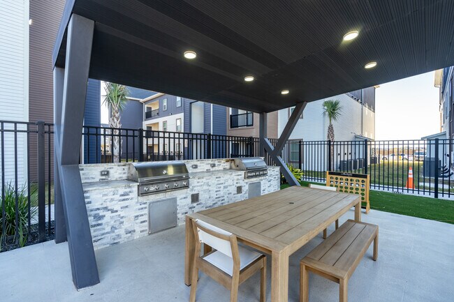 The Alexander in Corpus Christi, TX - Foto de edificio - Building Photo