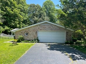 112 Mockingbird Dr in Hendersonville, NC - Building Photo - Building Photo