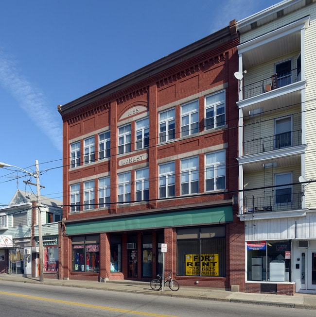 Monast Building in Central Falls, RI - Foto de edificio - Building Photo