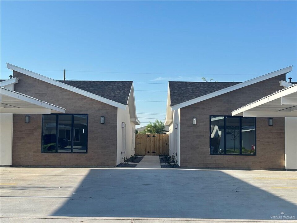 2112 E San Andrea St in Edinburg, TX - Building Photo