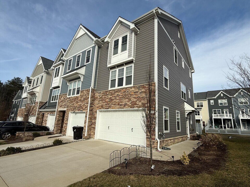 5208 Gower Pl in Glen Allen, VA - Building Photo
