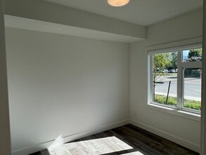 320 Mills Rd in Kelowna, BC - Building Photo - Building Photo