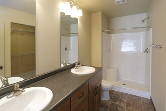 Evelyn Acres & Town Square Townhomes in Fargo, ND - Building Photo - Interior Photo