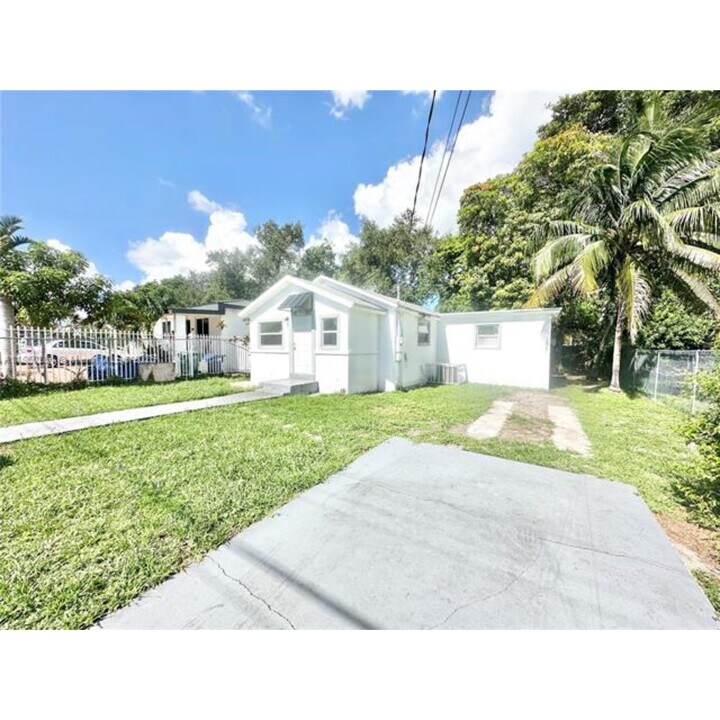 7156 NW 15th Ct in Miami, FL - Foto de edificio