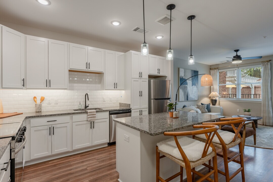 Governors on North Henry in Williamsburg, VA - Building Photo