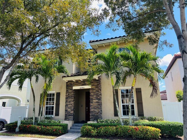 16946 SW 90th Terrace in Miami, FL - Foto de edificio - Building Photo