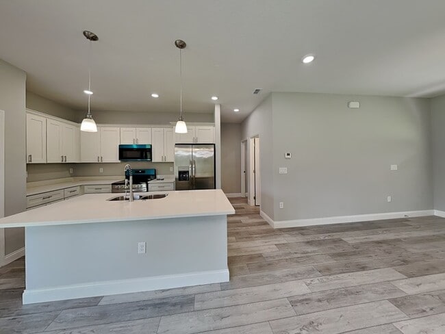 2555 W Royal Palm Dr in Citrus Springs, FL - Building Photo - Building Photo