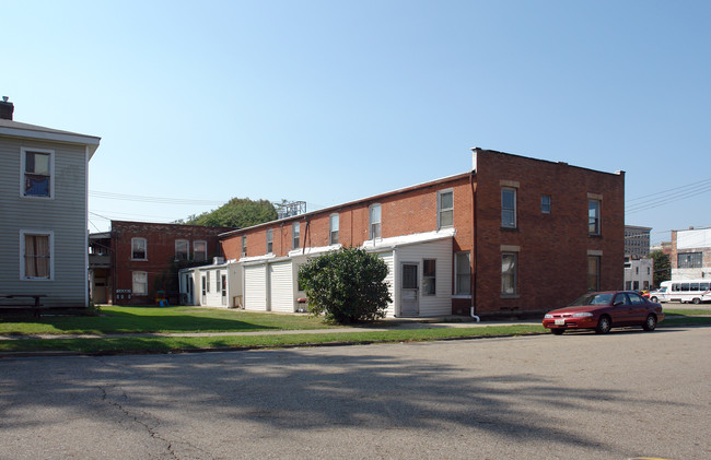 41-47 Tremont Ave SE in Massillon, OH - Building Photo - Building Photo