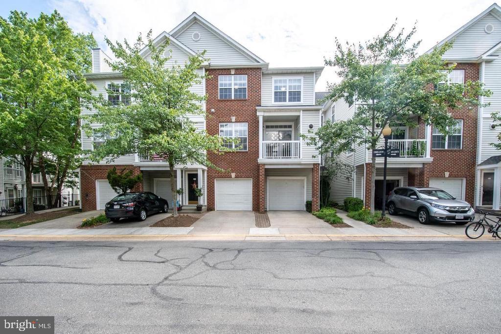 13061 Marcey Creek Rd in Herndon, VA - Building Photo