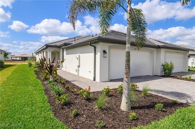 19557 Hinkley Dr in Estero, FL - Building Photo - Building Photo