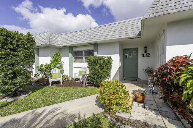 2638 Gately Dr E in West Palm Beach, FL - Foto de edificio - Building Photo