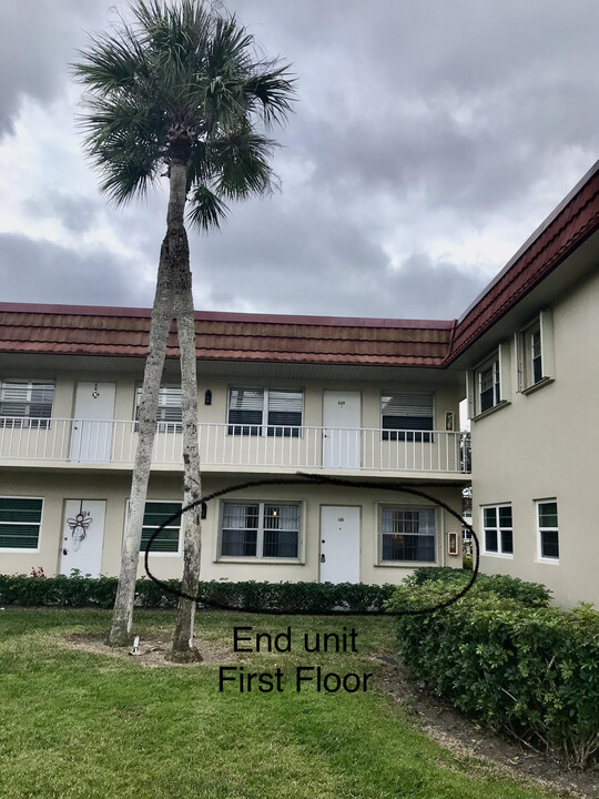 107 Spring Lake Ct, Unit 105 in Vero Beach, FL - Building Photo