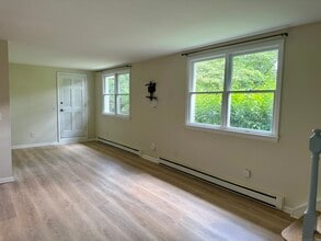 74 Locust Ave in New Canaan, CT - Building Photo - Building Photo