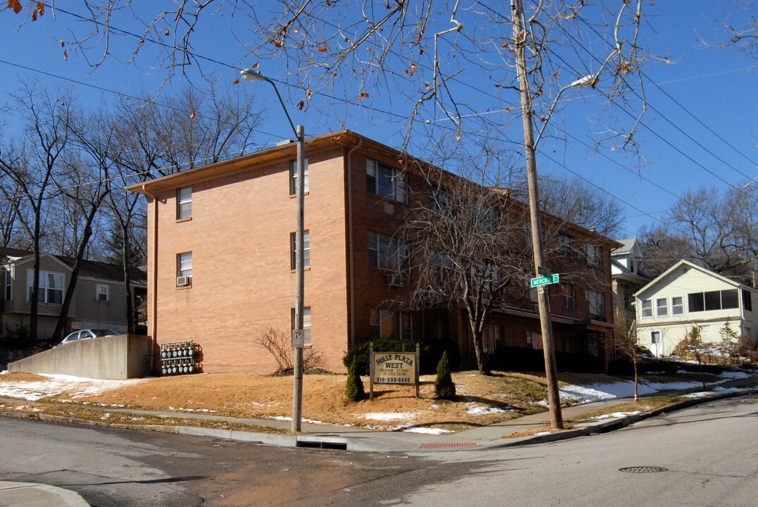 Holly Plaza West in Kansas City, MO - Building Photo