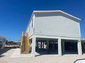 2951 York Rd in Saint James City, FL - Building Photo