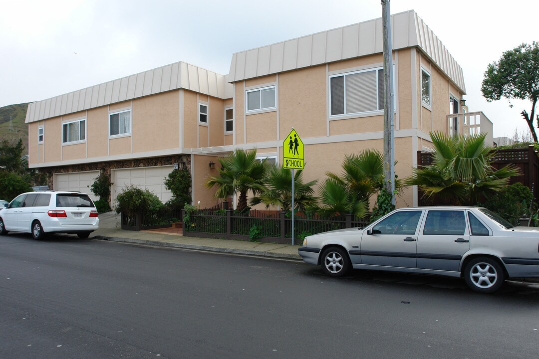 250-290 Byrne St in Daly City, CA - Building Photo