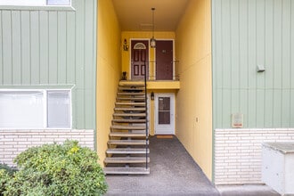 Washington Court Condominums in Beaverton, OR - Building Photo - Building Photo