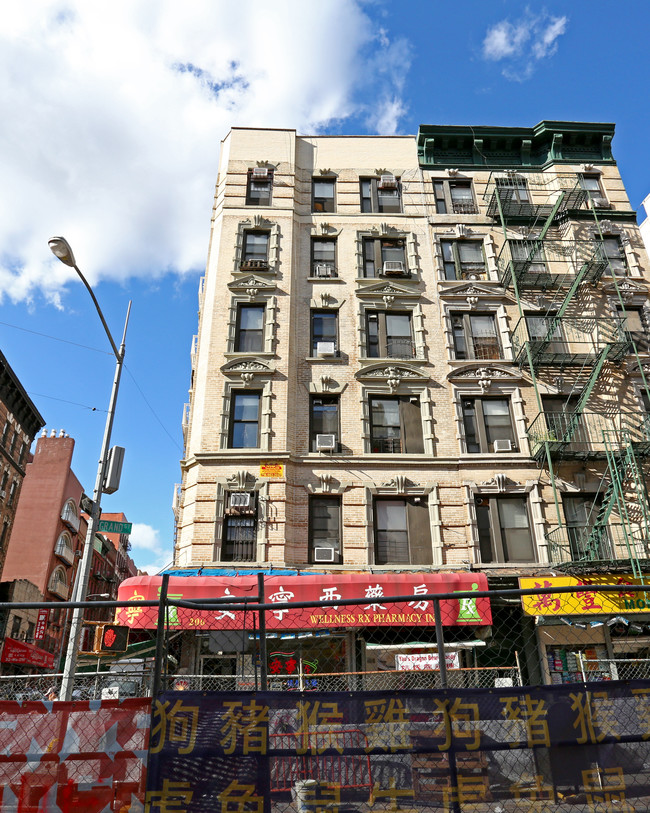 206 Grand St in New York, NY - Building Photo - Building Photo