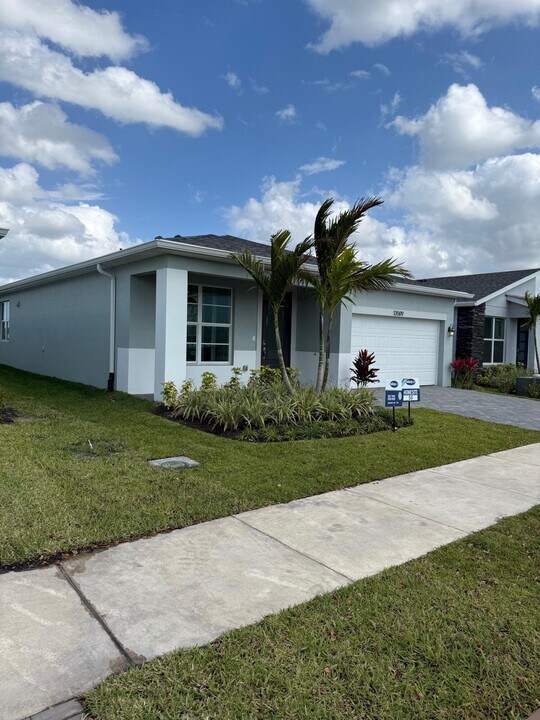 13509 SW Bally Dr in Port St. Lucie, FL - Building Photo