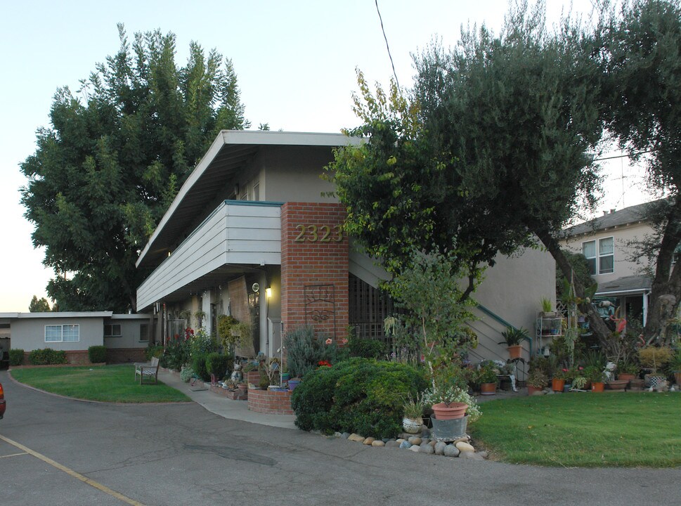2323 Moorpark Ave in San Jose, CA - Foto de edificio