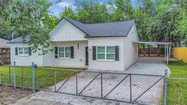 701 E Canino Rd in Houston, TX - Building Photo - Building Photo