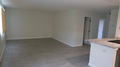 841 Gardenia Ave, Unit 203 in Long Beach, CA - Foto de edificio - Building Photo