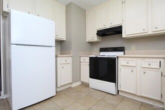 7839 Coronet Way in Pensacola, FL - Foto de edificio - Building Photo