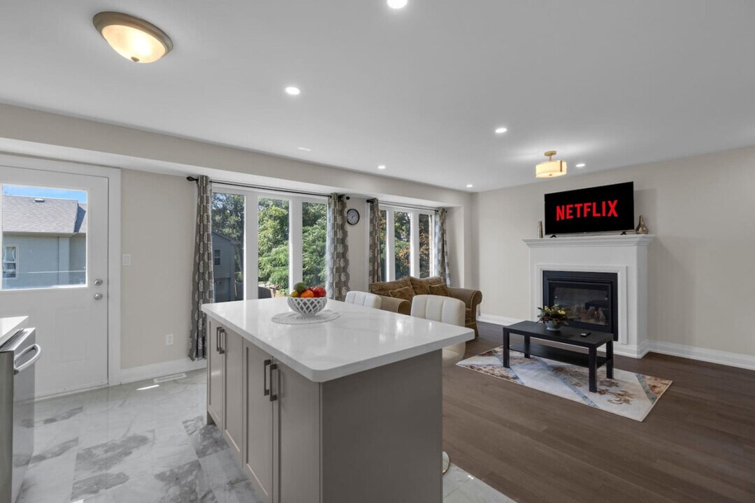 688 Midland Ave, Unit SI ID1403767P in Toronto, ON - Building Photo