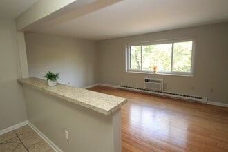 Apartments at Logan Station in Bethel Park, PA - Foto de edificio - Building Photo
