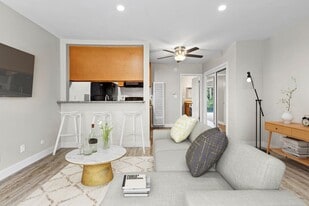 Parkview Terrace Apartments in Sherman Oaks, CA - Building Photo