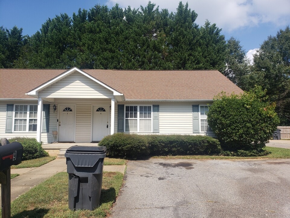 9 Leemike Ct, Unit 9 in Taylors, SC - Foto de edificio