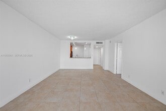 2935 NE 163rd St in North Miami Beach, FL - Building Photo - Building Photo