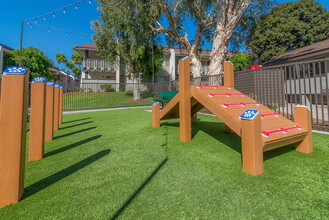 Village Green in La Habra, CA - Foto de edificio - Building Photo