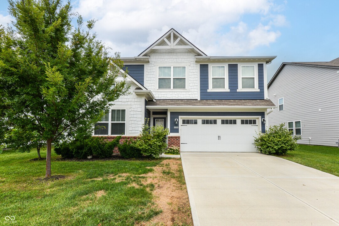 20072 Fenside Xing in Westfield, IN - Building Photo