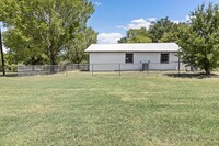 207 N Porter St in Caldwell, TX - Foto de edificio - Building Photo