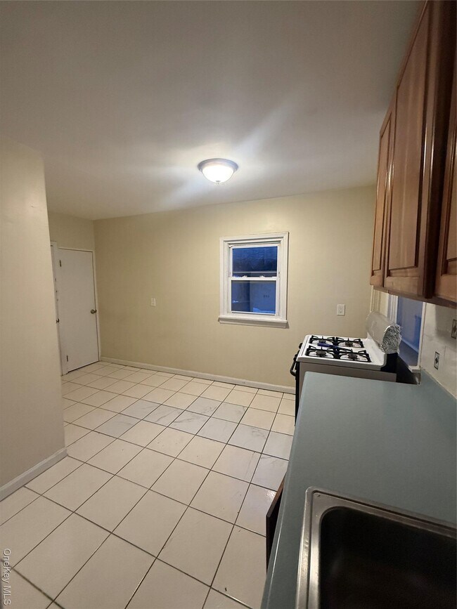 33 Kingston Ave in South Floral Park, NY - Building Photo - Building Photo