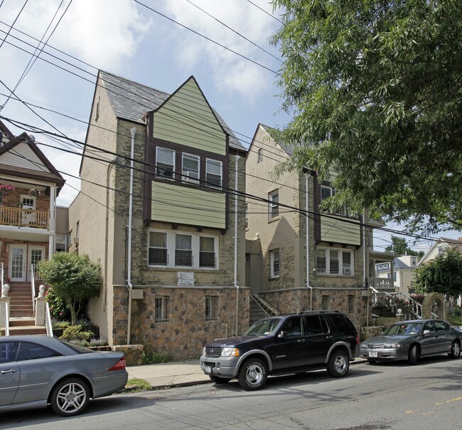 832 Post Ave in Staten Island, NY - Foto de edificio - Building Photo