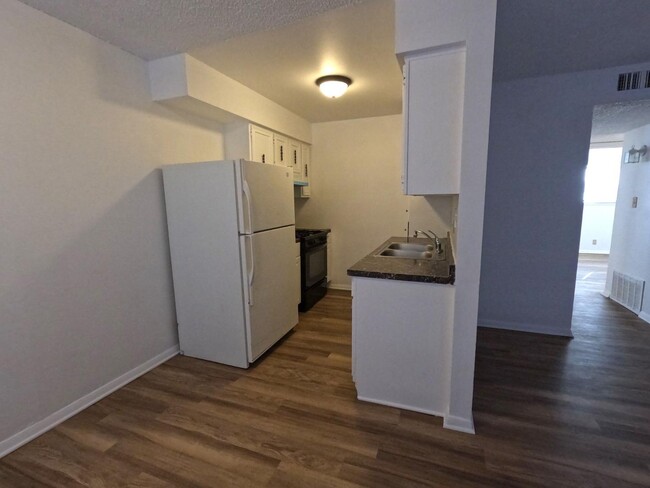 10616 Towner Ave NE-Unit -Apt A in Albuquerque, NM - Foto de edificio - Building Photo