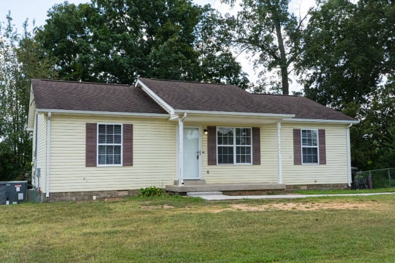 905 Spruce St in Springfield, TN - Building Photo