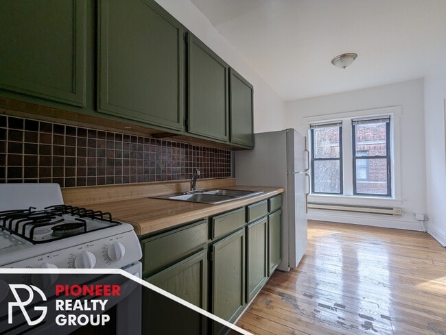 3817 N Fremont St, Unit 3829.5-E3