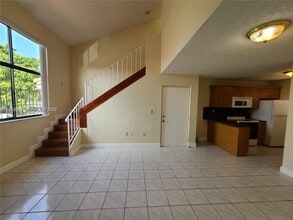 2710 W 60th Pl in Hialeah, FL - Foto de edificio - Building Photo