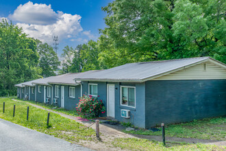 2 Bedroom 1 Bath Units in Greensboro, NC - Building Photo - Primary Photo