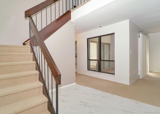 277 Vista Dr in Jericho, NY - Building Photo - Building Photo