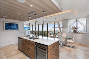 5875 Collins Ave in Miami, FL - Building Photo