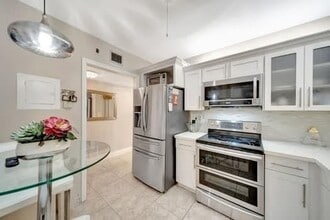 4841 NW 22nd Ct in Lauderhill, FL - Foto de edificio - Building Photo