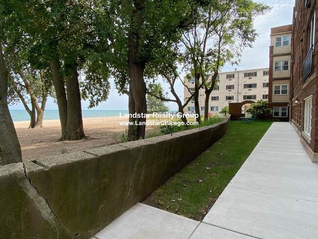 1055 W Pratt Blvd, Unit 3A in Chicago, IL - Building Photo - Building Photo