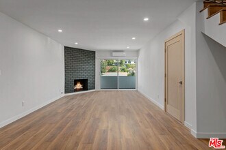 2447 Beachwood Dr in Los Angeles, CA - Building Photo - Building Photo